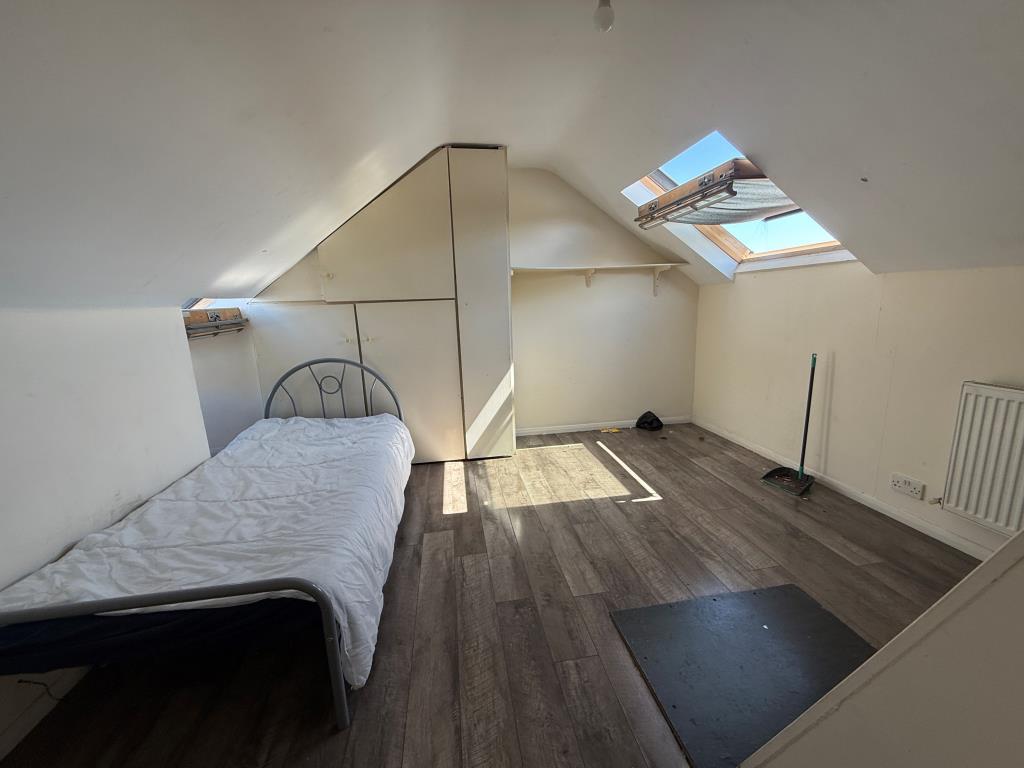 Lot: 121 - SIX-BEDROOM FORMER HMO - Room